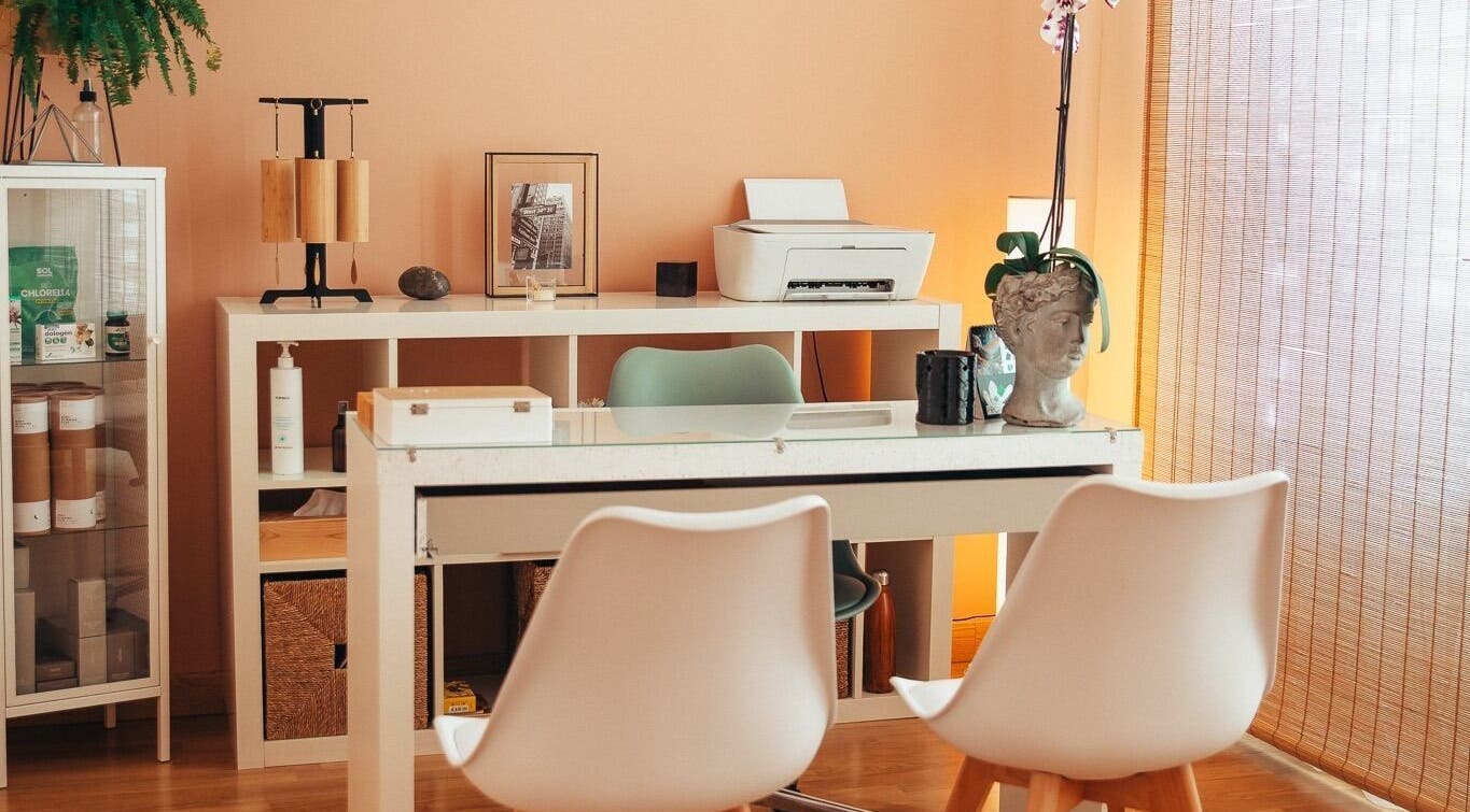 Interior sereno de Body In Harmony en Rubí, Catalunya, ES, con escritorio y decoración moderna.