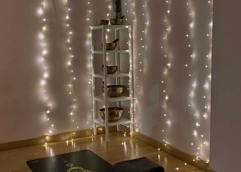 Espacio de relajación con luces suaves en Body In Harmony, Rubí, Catalunya, ES.