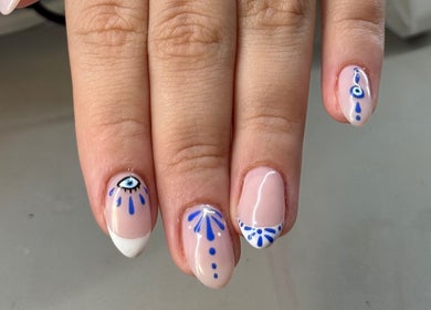 Design sofisticado de unhas com tema azul no Dream Nails, Ponte De Lima, Viana Do Castelo, PT.