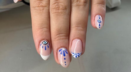 Design sofisticado de unhas com tema azul no Dream Nails, Ponte De Lima, Viana Do Castelo, PT.