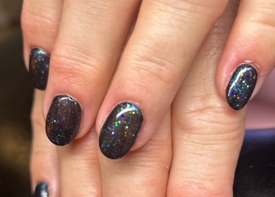 Close-up of glittery nails at Rose Dipped Nails, Southampton, England, GB showcasing expert manicures.