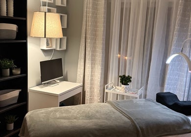 Salle de soin apaisante chez Les douces Beautée, Mirabel, Québec, CA, avec lit et décoration moderne.