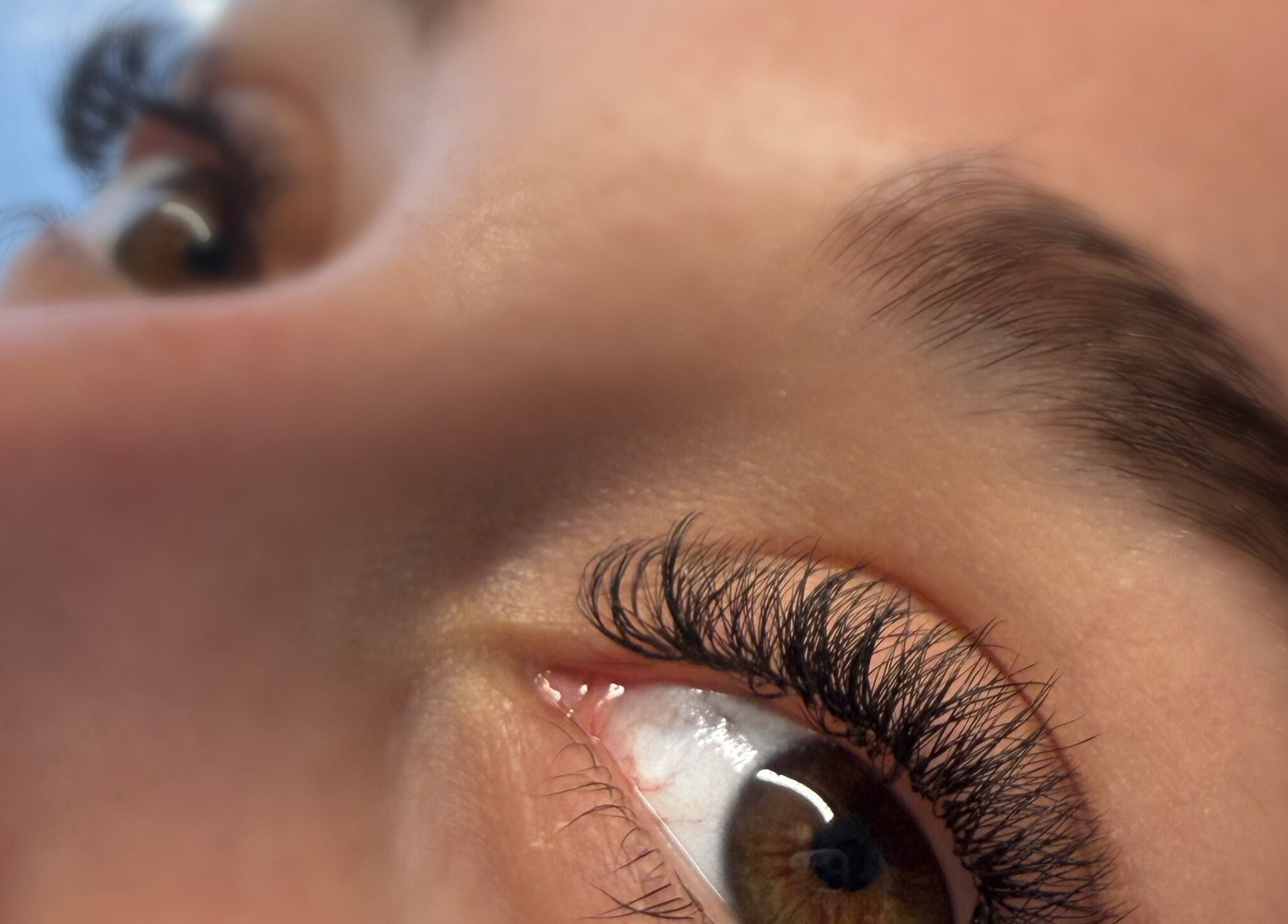 Extensions de cils à Les douces Beautée, Mirabel, Québec, CA. Yeux magnifiquement rehaussés.