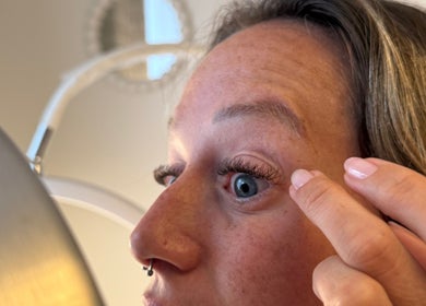 Femme applique des cils à Les douces Beautée, Mirabel, Québec, CA.