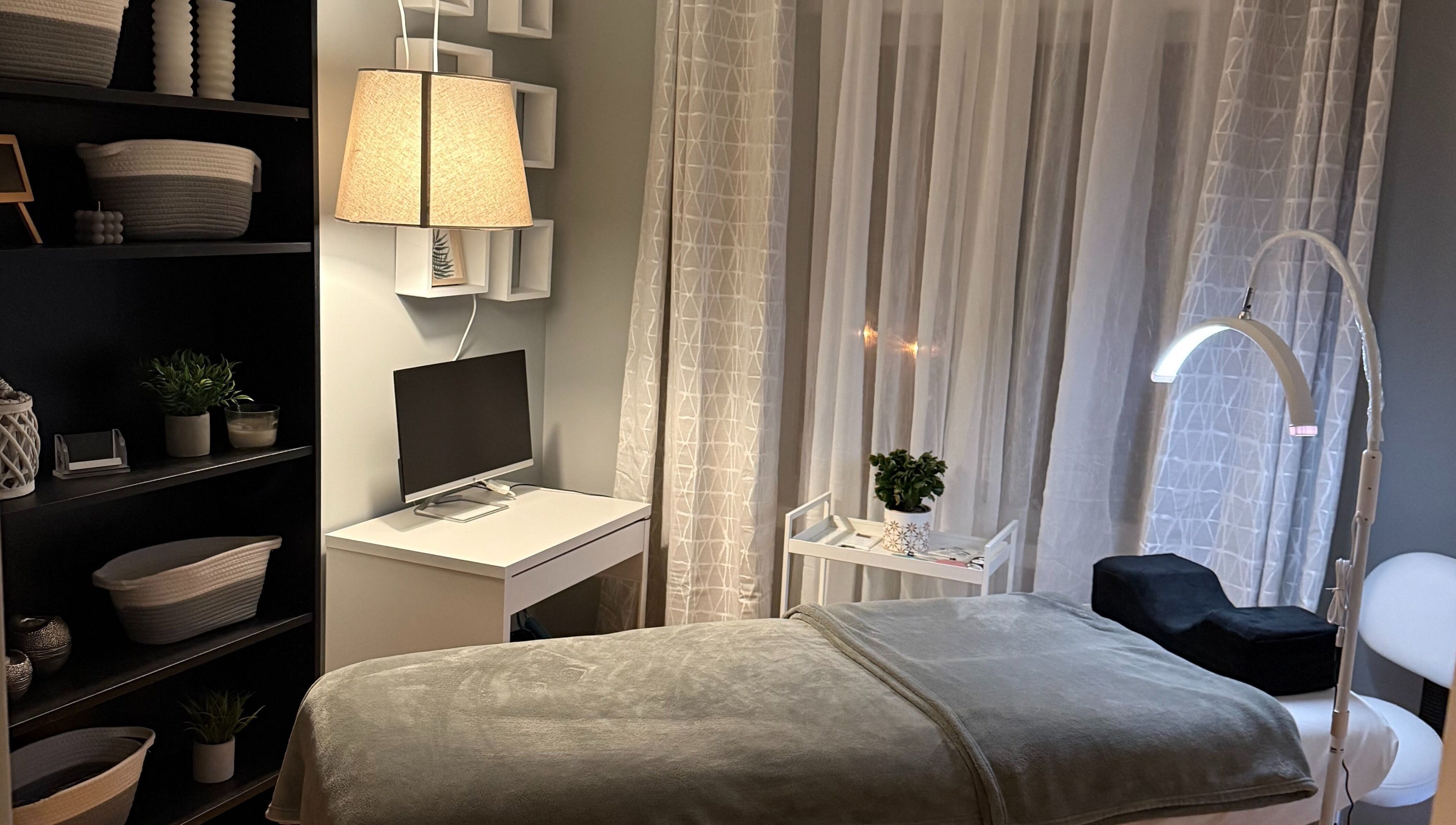 Salle de soins élégante chez Maison Les douces Beautés, Mirabel, Québec, CA, avec table de massage et luminothérapie.