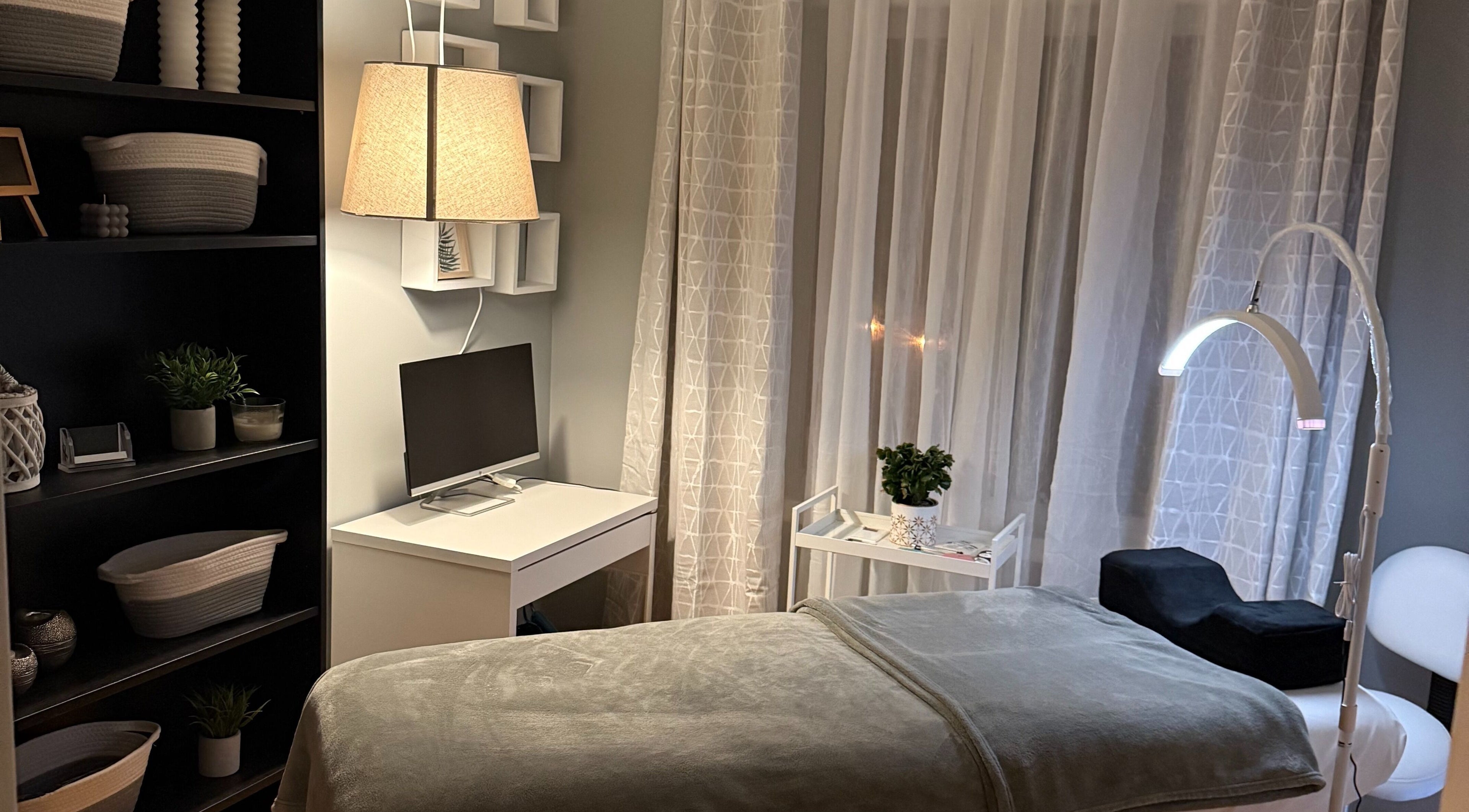 Salle de soins élégante chez Maison Les douces Beautés, Mirabel, Québec, CA, avec table de massage et luminothérapie.