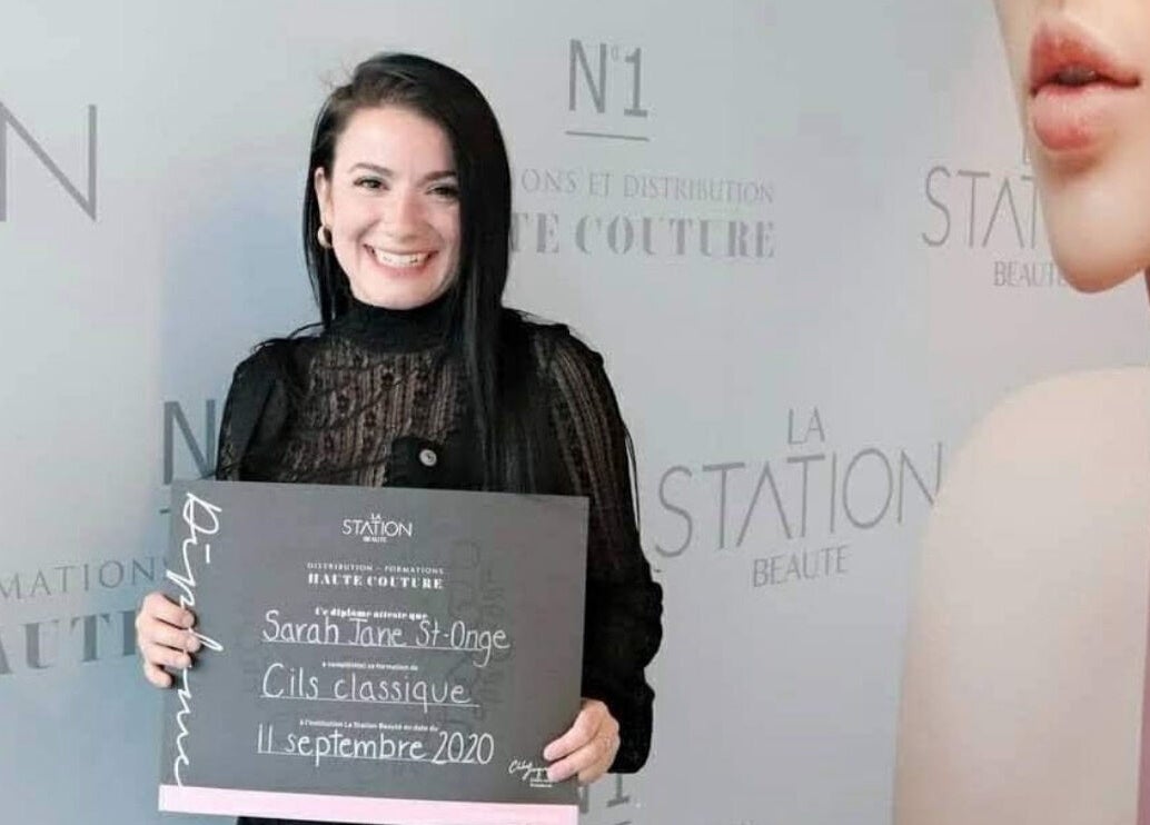 Personne souriante avec un certificat à Maison Les douces Beautés, Mirabel, Québec, CA.
