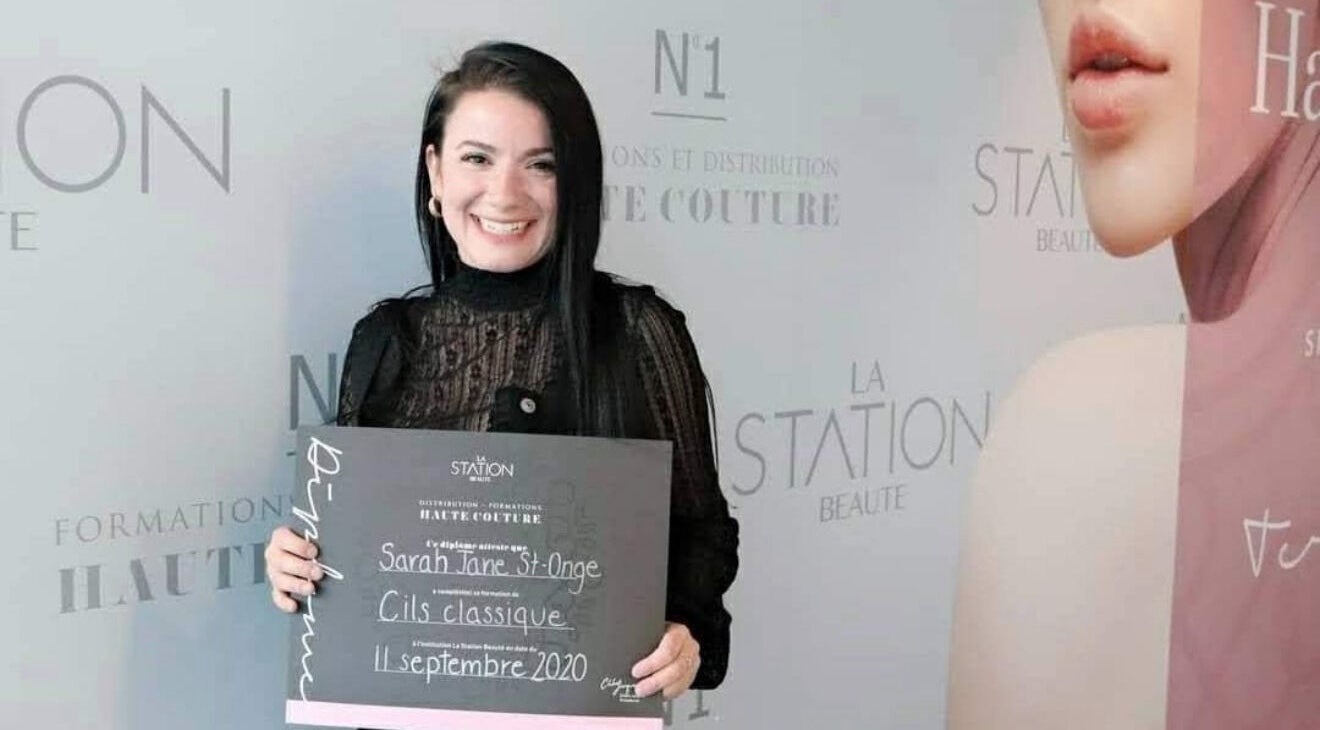 Personne souriante avec un certificat à Maison Les douces Beautés, Mirabel, Québec, CA.