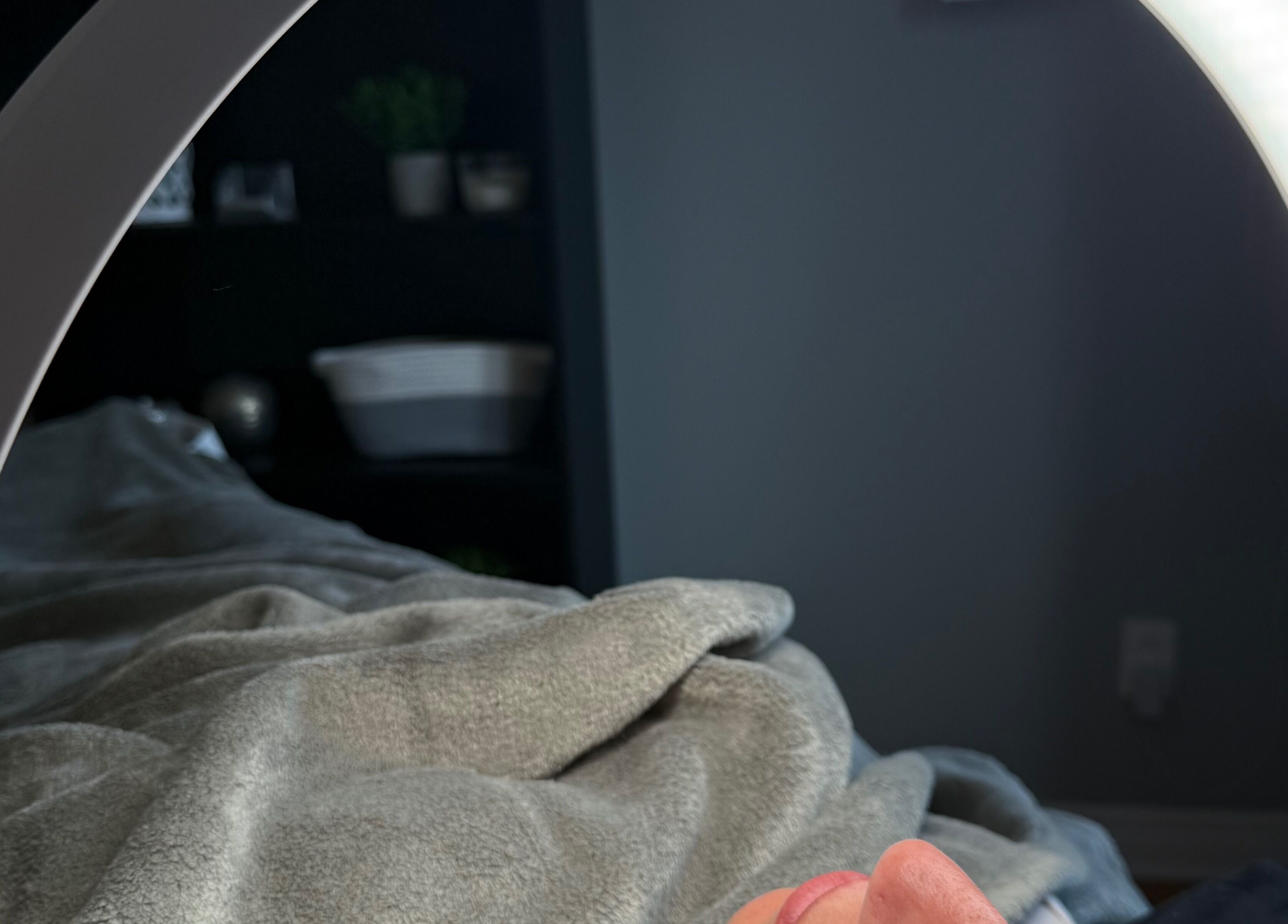 Soin de beauté lumineux à Maison Les douces Beautés, Mirabel, Québec, CA, sous une lumière apaisante.