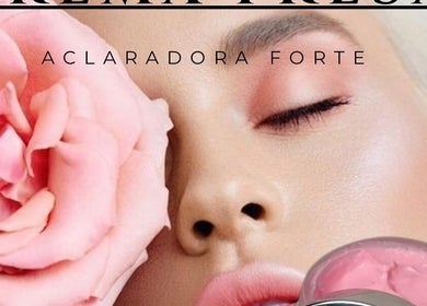 Modelo con rosa y crema aclarante en PieldeAngel, Culiacán Rosales, Sinaloa, MX.