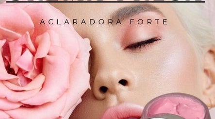 Modelo con rosa y crema aclarante en PieldeAngel, Culiacán Rosales, Sinaloa, MX.