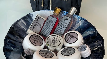 Productos de belleza PieldeAngel en Culiacán Rosales, Sinaloa, MX en un elegante tazón azul.