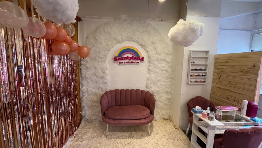 Área acogedora en Beautyland Spa & Accesorios, Buenos Aires, con sofá y decoración elegante.