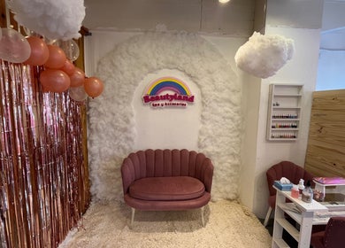 Área acogedora en Beautyland Spa & Accesorios, Buenos Aires, con sofá y decoración elegante.