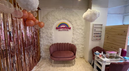 Área acogedora en Beautyland Spa & Accesorios, Buenos Aires, con sofá y decoración elegante.