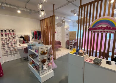 Interior de Beautyland Spa & Accesorios en Buenos Aires, elegante y acogedor espacio con productos de belleza.