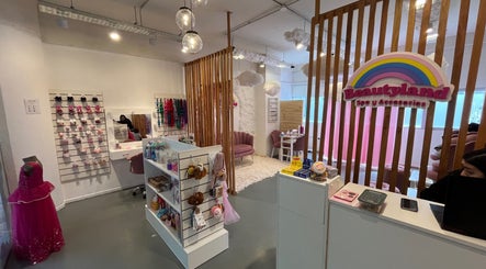 Interior de Beautyland Spa & Accesorios en Buenos Aires, elegante y acogedor espacio con productos de belleza.