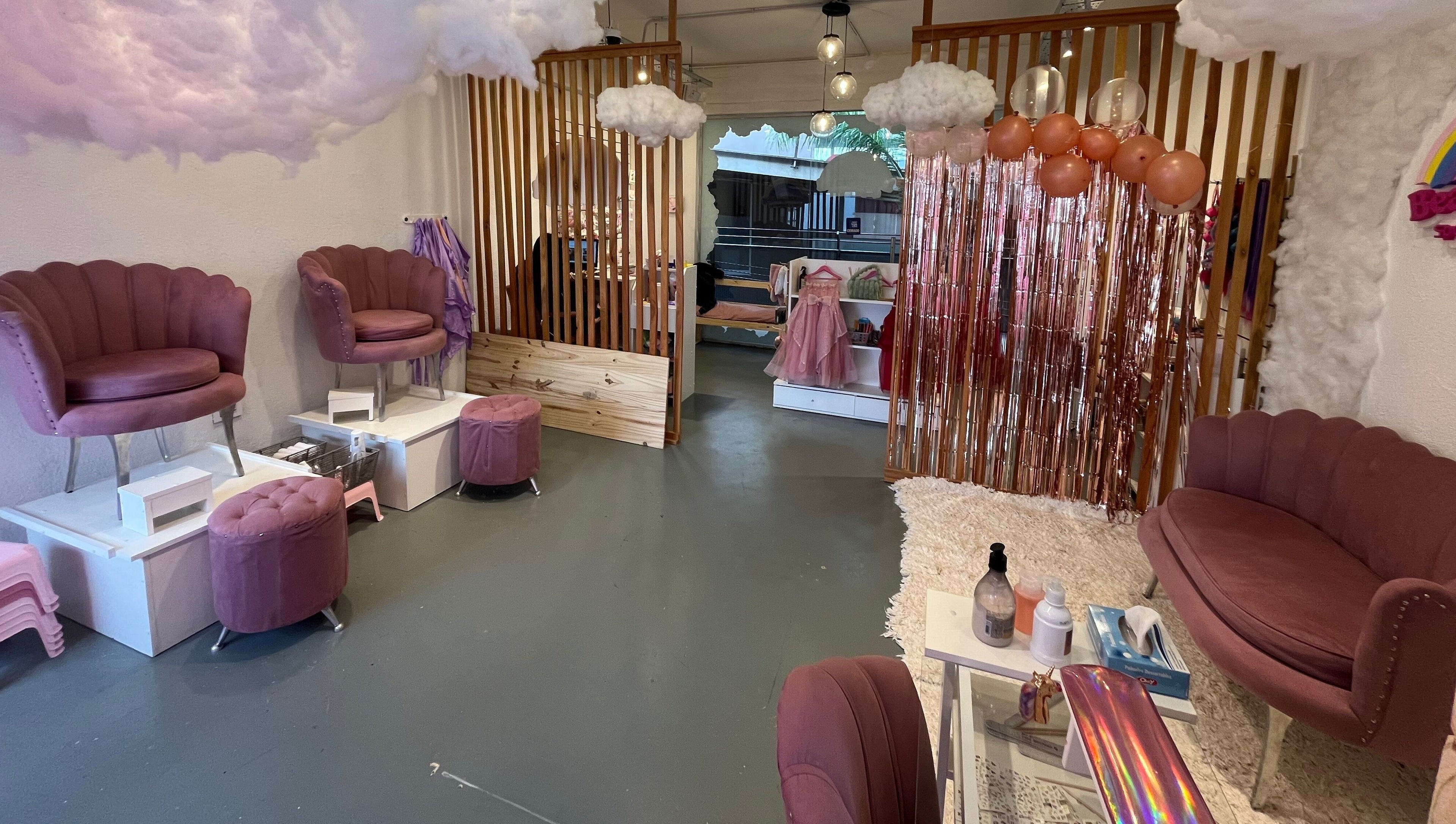 Interior del elegante Beautyland spa & Accesorios, Buenos Aires. Sillas rosas y decoración lujosa.