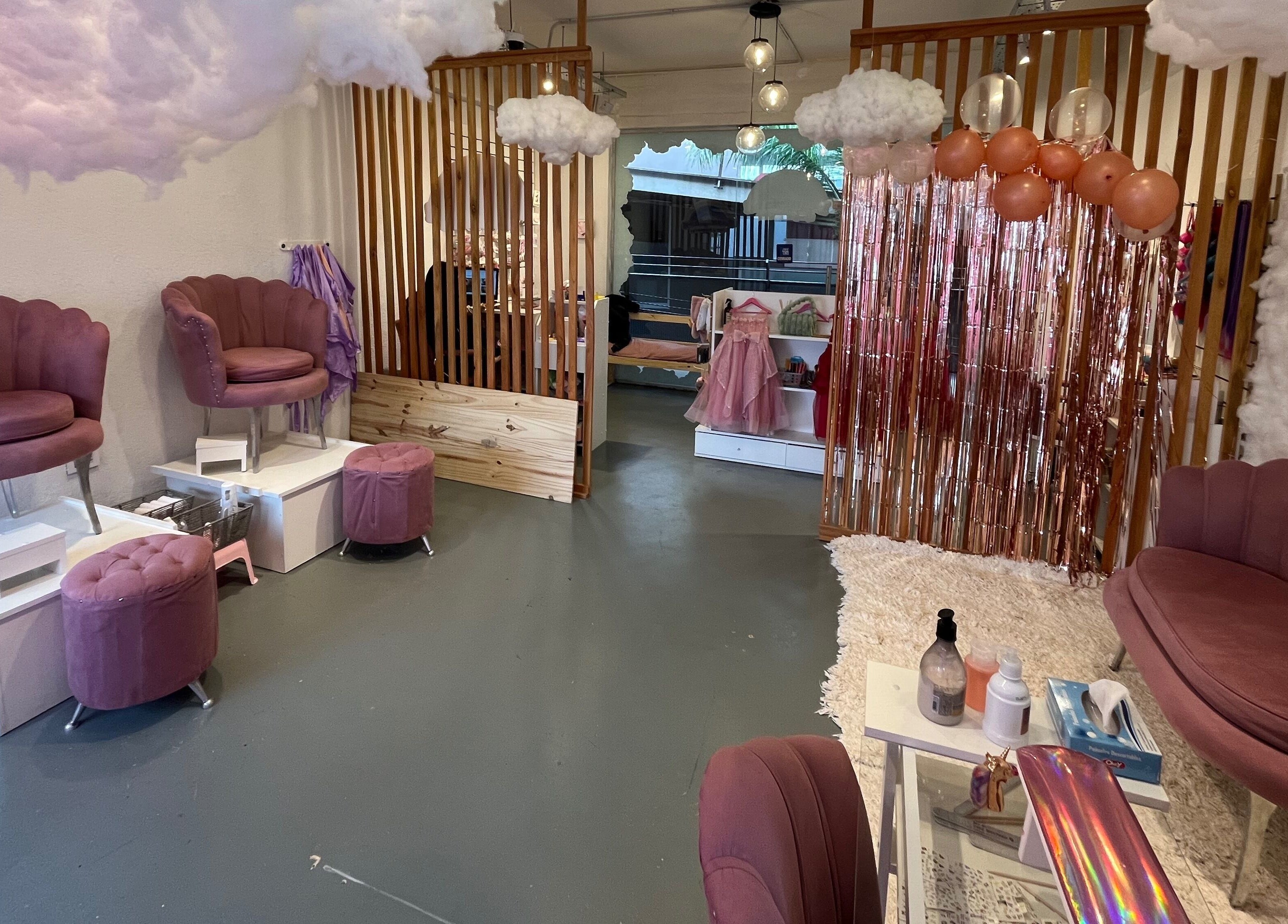 Interior del elegante Beautyland spa & Accesorios, Buenos Aires. Sillas rosas y decoración lujosa.