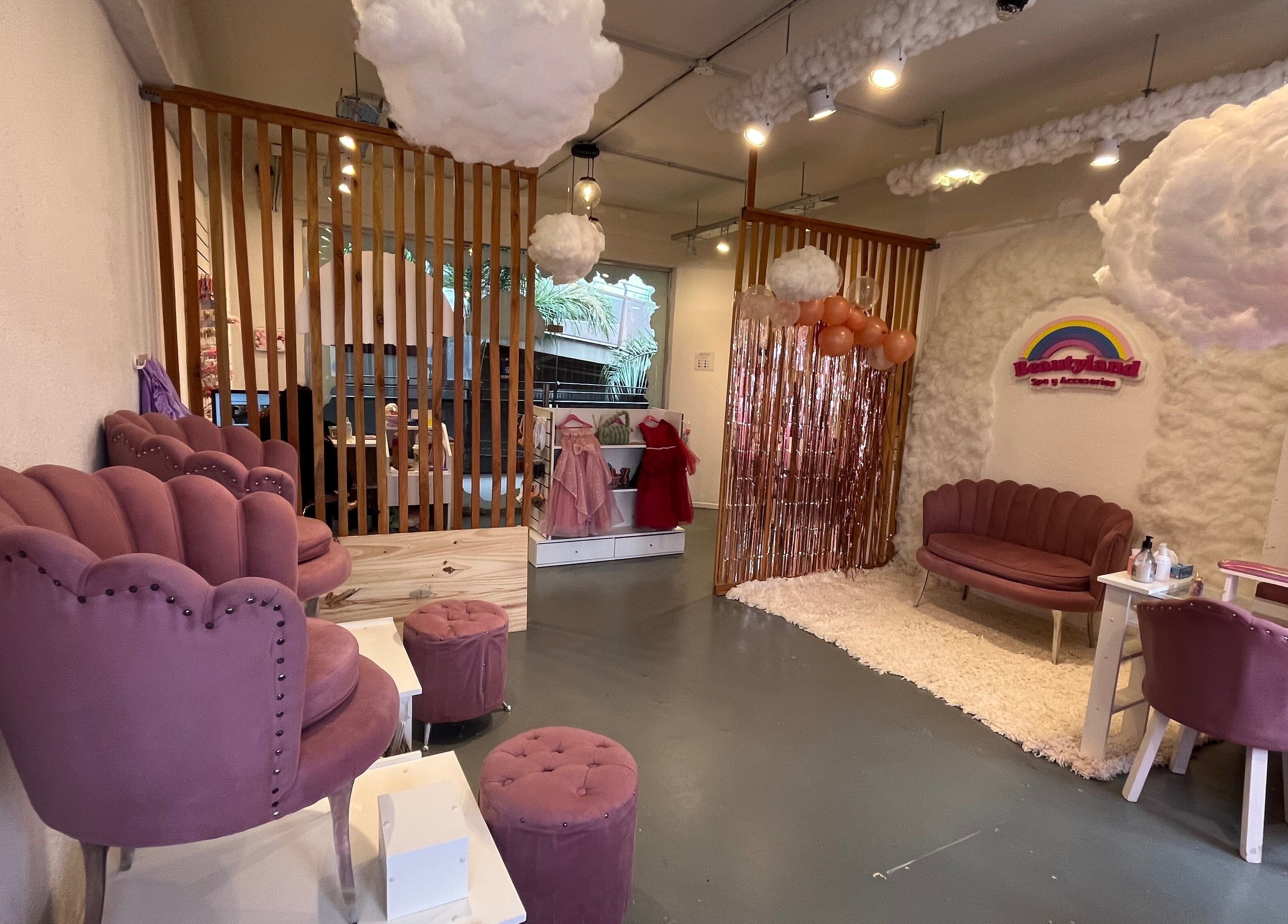 Interior elegante de Beautyland Spa & Accesorios en Buenos Aires con muebles rosa pastel y decoración moderna.