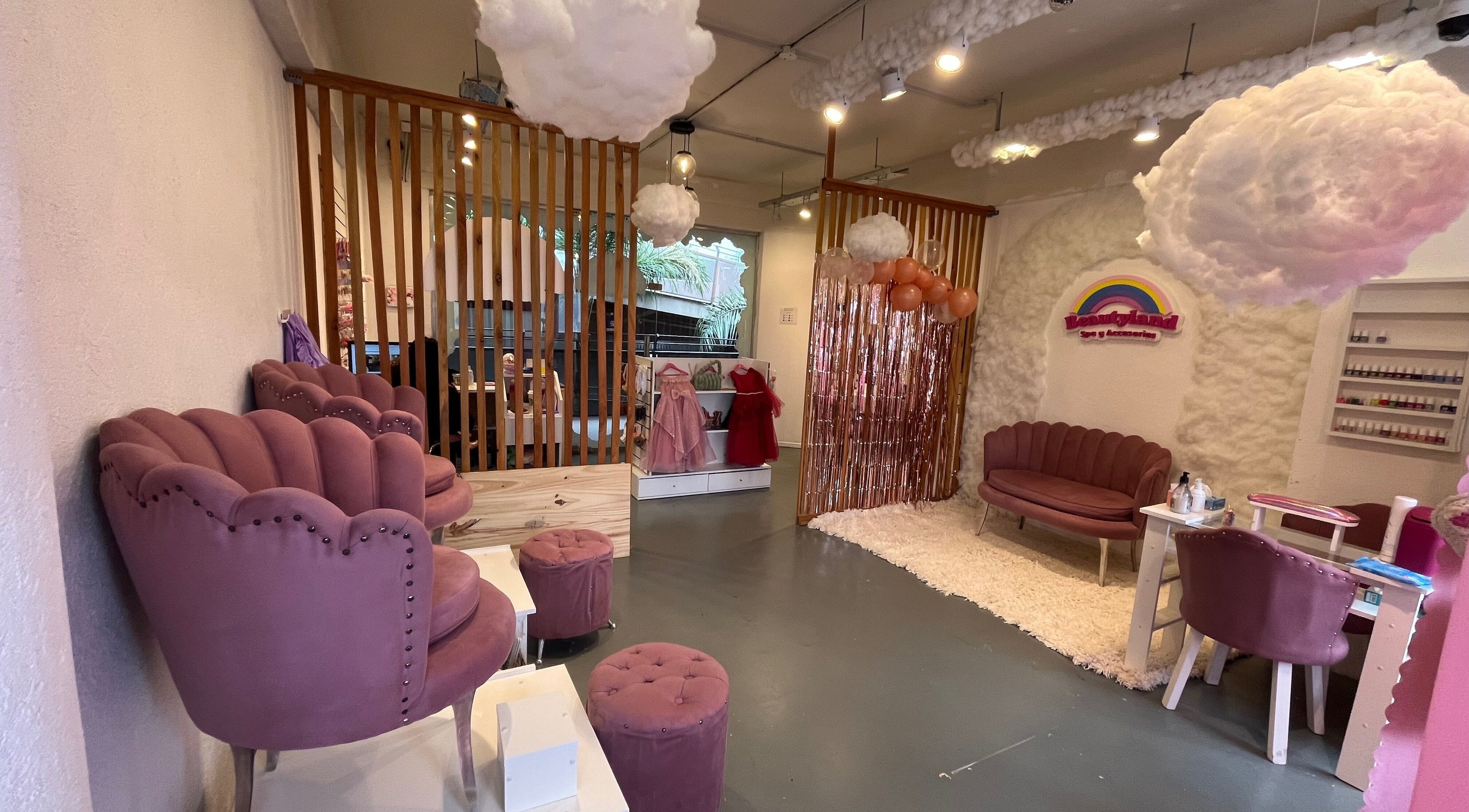 Interior elegante de Beautyland Spa & Accesorios en Buenos Aires con muebles rosa pastel y decoración moderna.