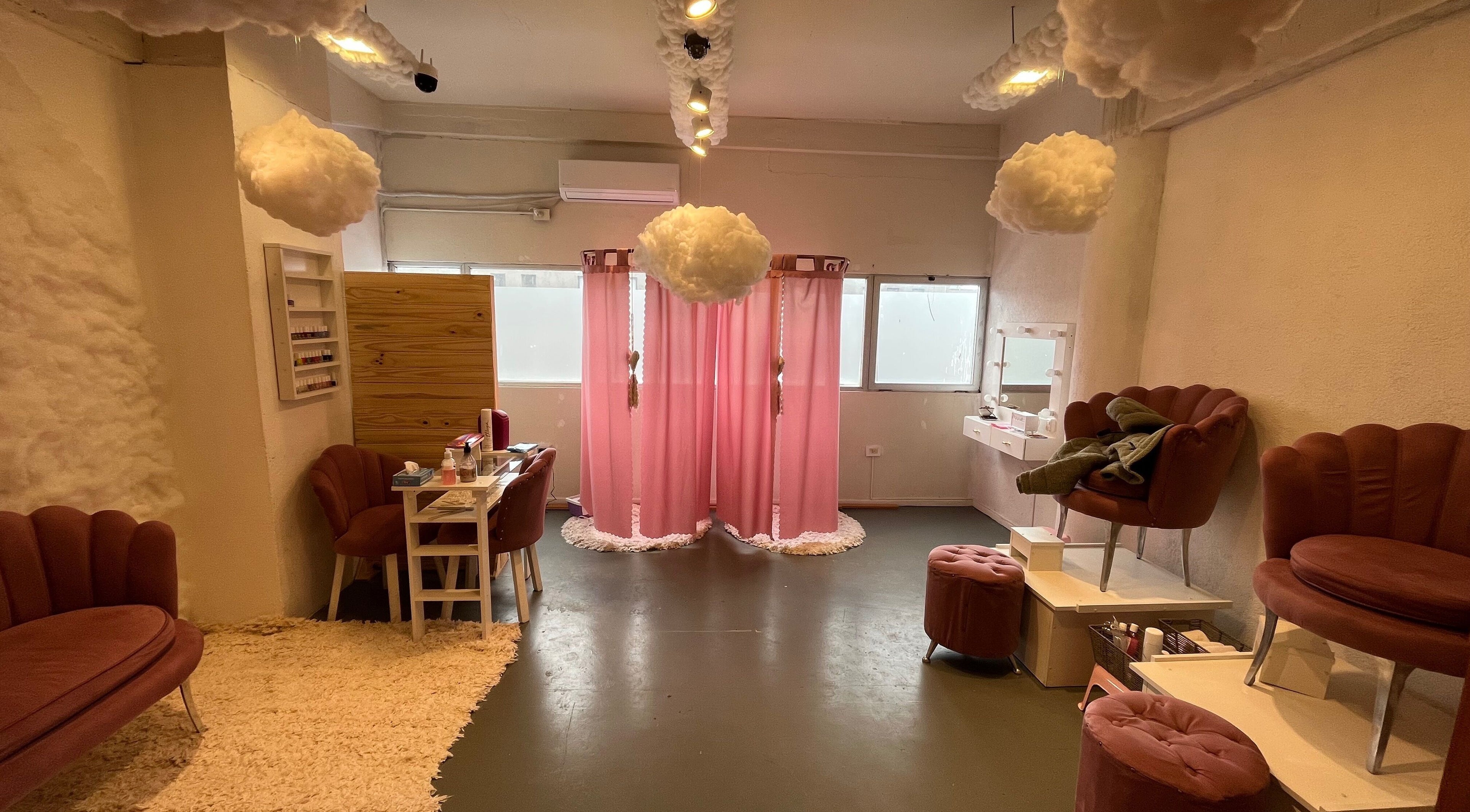 Interior acogedor de Beautyland spa & Accesorios en Buenos Aires, con cortinas rosas y decoraciones modernas.
