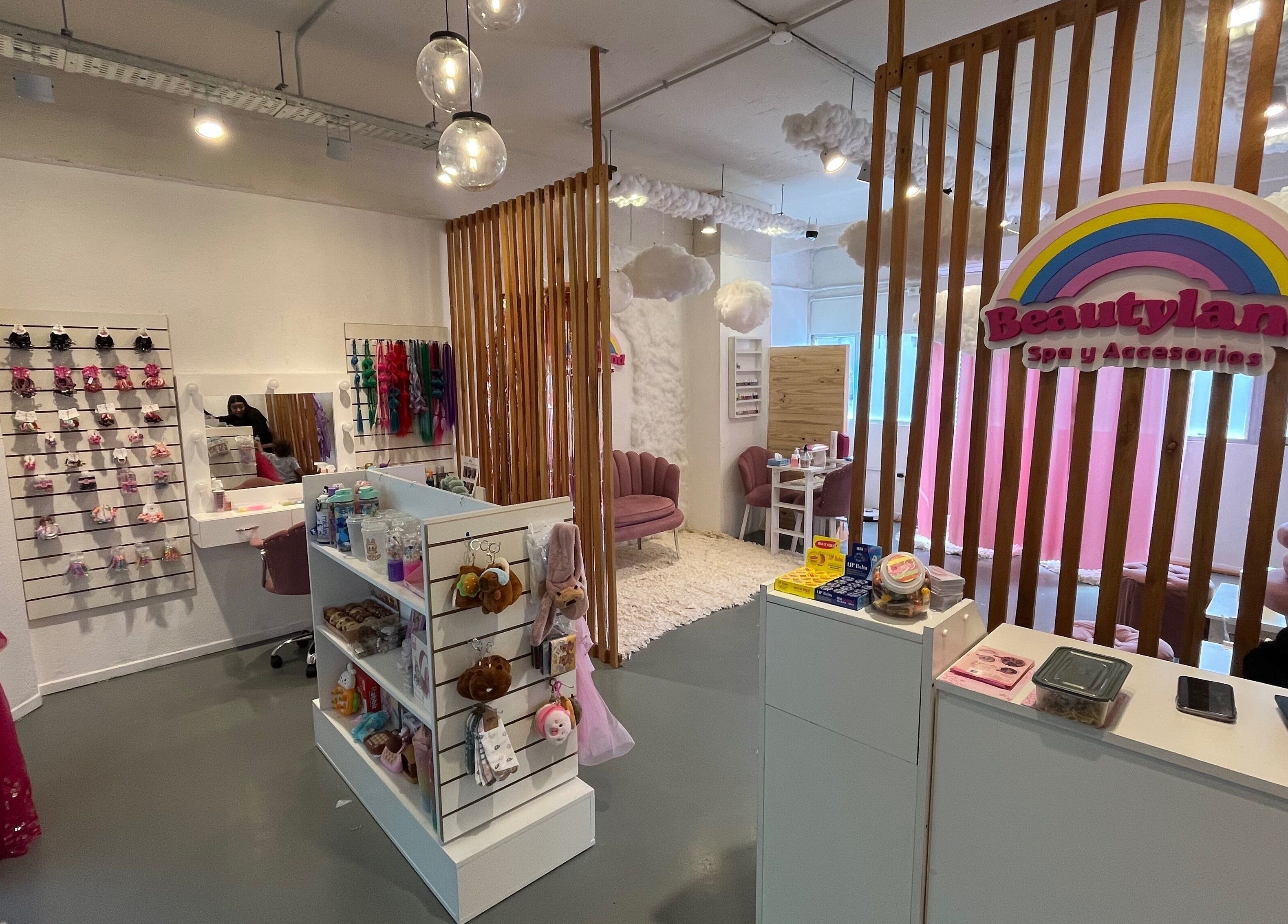 Interior de Beautyland spa & Accesorios en Buenos Aires, Provincia De Buenos Aires, AR con decoración acogedora.