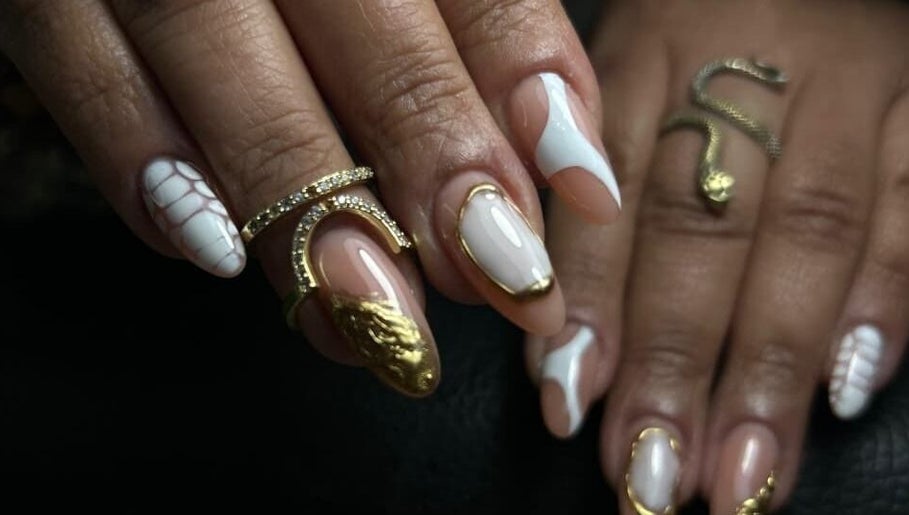 Uñas decoradas en Juliannys Nails, Miraflores, Provincia De Lima, PE, con diseño blanco y apliques dorados.
