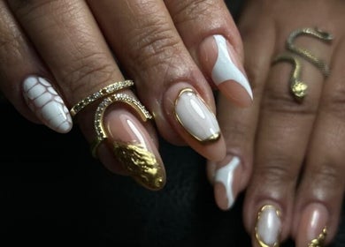 Uñas decoradas en Juliannys Nails, Miraflores, Provincia De Lima, PE, con diseño blanco y apliques dorados.