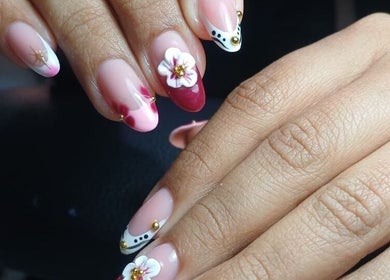 Manicura floral artística en Juliannys Nails, Miraflores, Provincia De Lima, PE con detalles elegantes.