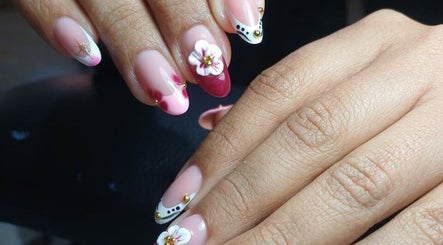 Manicura floral artística en Juliannys Nails, Miraflores, Provincia De Lima, PE con detalles elegantes.
