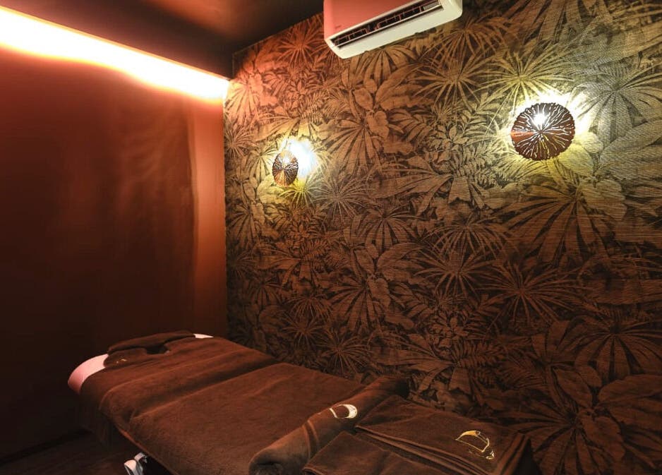 DIVINE HEALTH & MASSAGE在九龙的豪华按摩房，拥有温暖灯光和精致装潢。