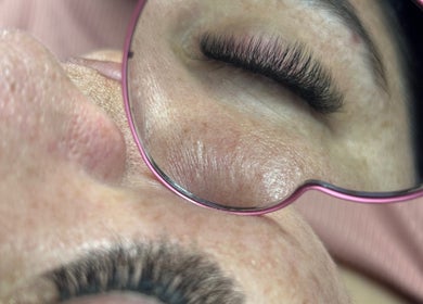 Extensiones de pestañas reflejadas en espejo en Miss Pestañasss, Buenos Aires, Ciudad Autónoma De Buenos Aires, AR.