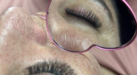 Extensiones de pestañas reflejadas en espejo en Miss Pestañasss, Buenos Aires, Ciudad Autónoma De Buenos Aires, AR.