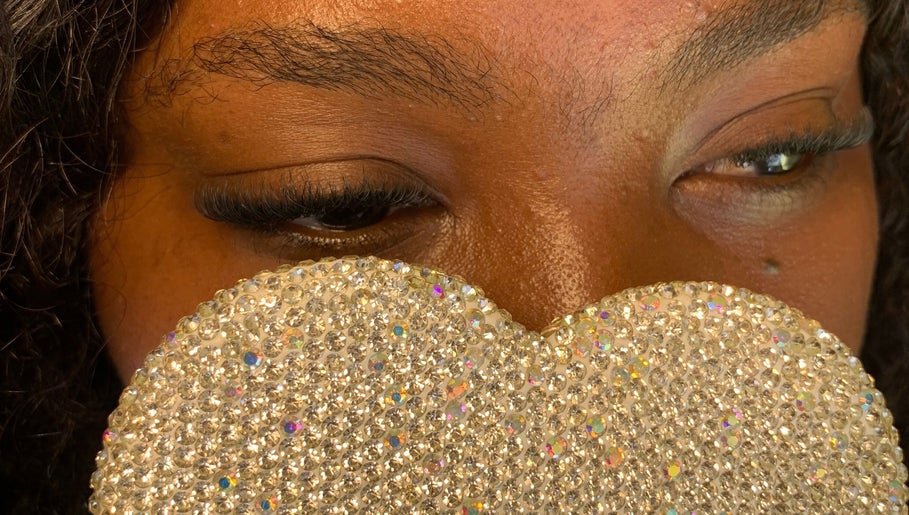 Close-up d'yeux élégamment maquillés avec un éventail étincelant chez Polyglam, Port-au-prince, Ouest, HT.