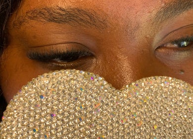 Close-up sur yeux brillants de Polyglam, Port-au-Prince, Ouest, HT, reflétant l'élégance scintillante.