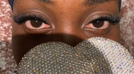 Cils élégants à Polyglam, Port-au-Prince, Ouest, HT avec un cœur étincelant.