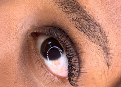 Gros plan d'un œil avec des cils soignés à Polyglam, Port-au-Prince, Ouest, HT.