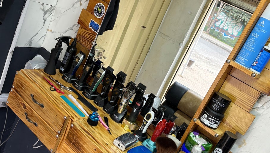 Estación de peluquería en Jhonatan_Cuts en Bogotá con herramientas y productos alineados.