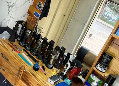 Estación de peluquería en Jhonatan_Cuts en Bogotá con herramientas y productos alineados.