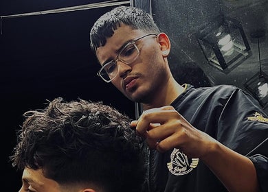 Estilista profesional realizando un corte de cabello en Jhonatan_Cuts en Bogotá, Bogotá, CO.
