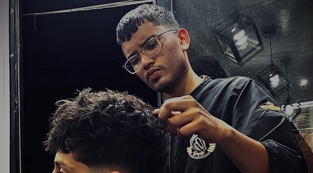 Estilista profesional realizando un corte de cabello en Jhonatan_Cuts en Bogotá, Bogotá, CO.