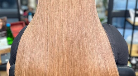 Proste, lśniące włosy w Sztuka Pielęgnacji - Curl Hair CARE Sonja Jedlińska, Gdynia, Województwo Pomorskie, PL.