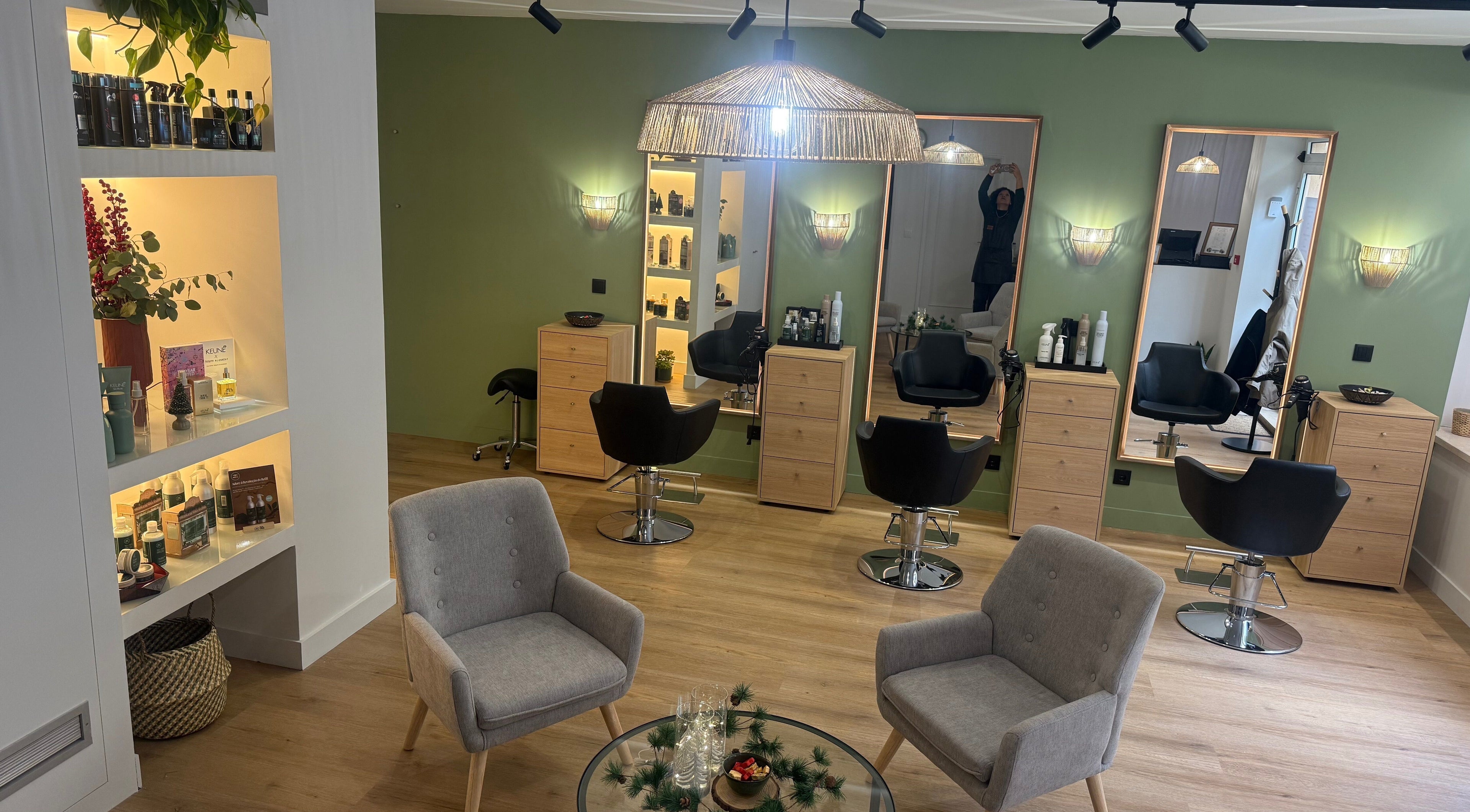 Interior do Vitalité cabeleireiro by Michelle Araújo em Braga, Braga, PT, com cadeiras de salão e decoração moderna.