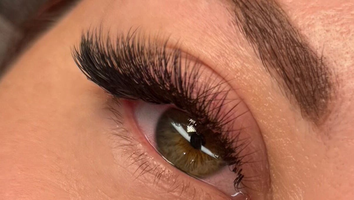 Близький погляд на вражаючі вії в Lashes_taunton_yuliia, Таунтон, Англія, GB.
