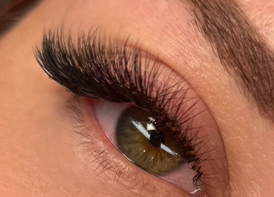 Близький погляд на вражаючі вії в Lashes_taunton_yuliia, Таунтон, Англія, GB.
