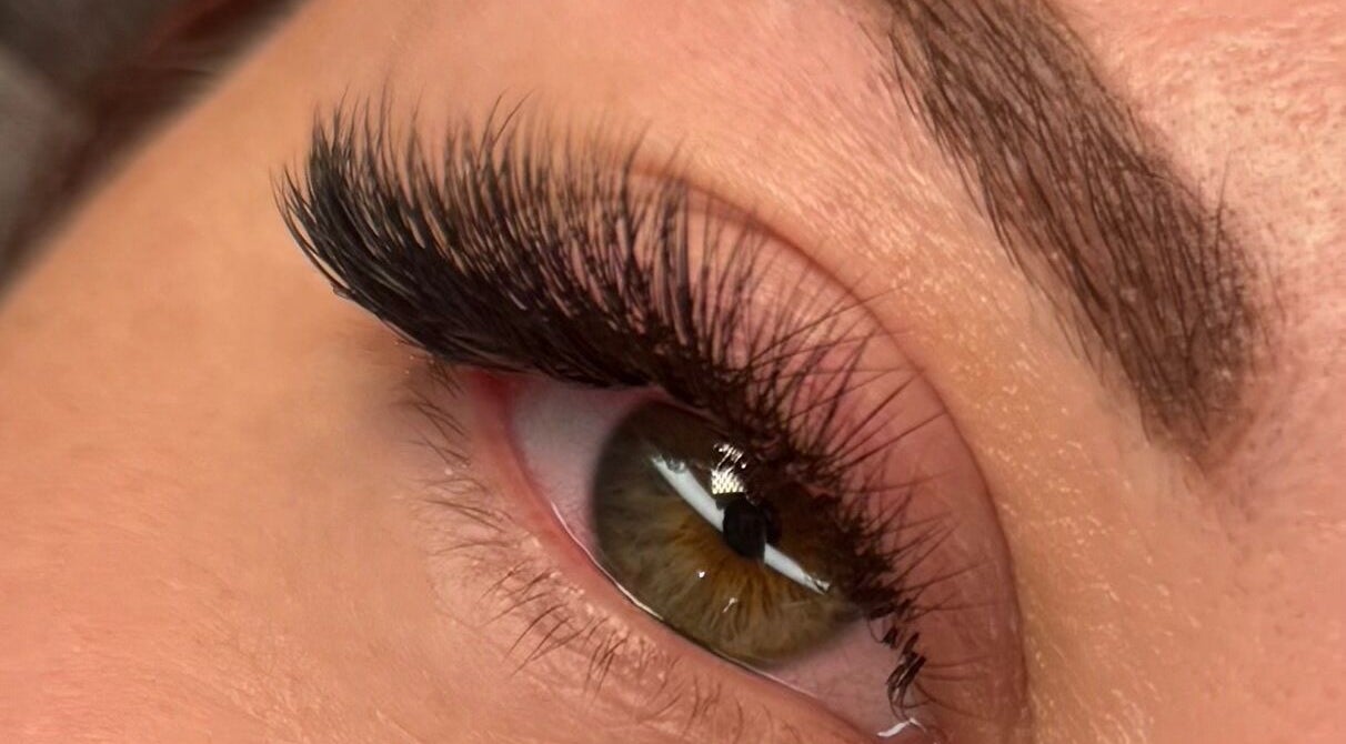 Близький погляд на вражаючі вії в Lashes_taunton_yuliia, Таунтон, Англія, GB.