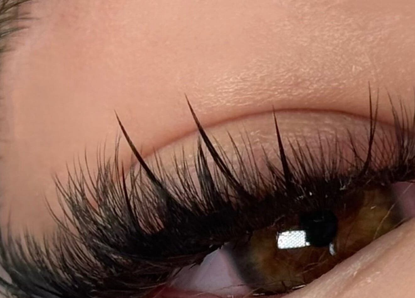 Макро зображення нарощених вій у Lashes_taunton_yuliia, Таунтон, Англія, GB.