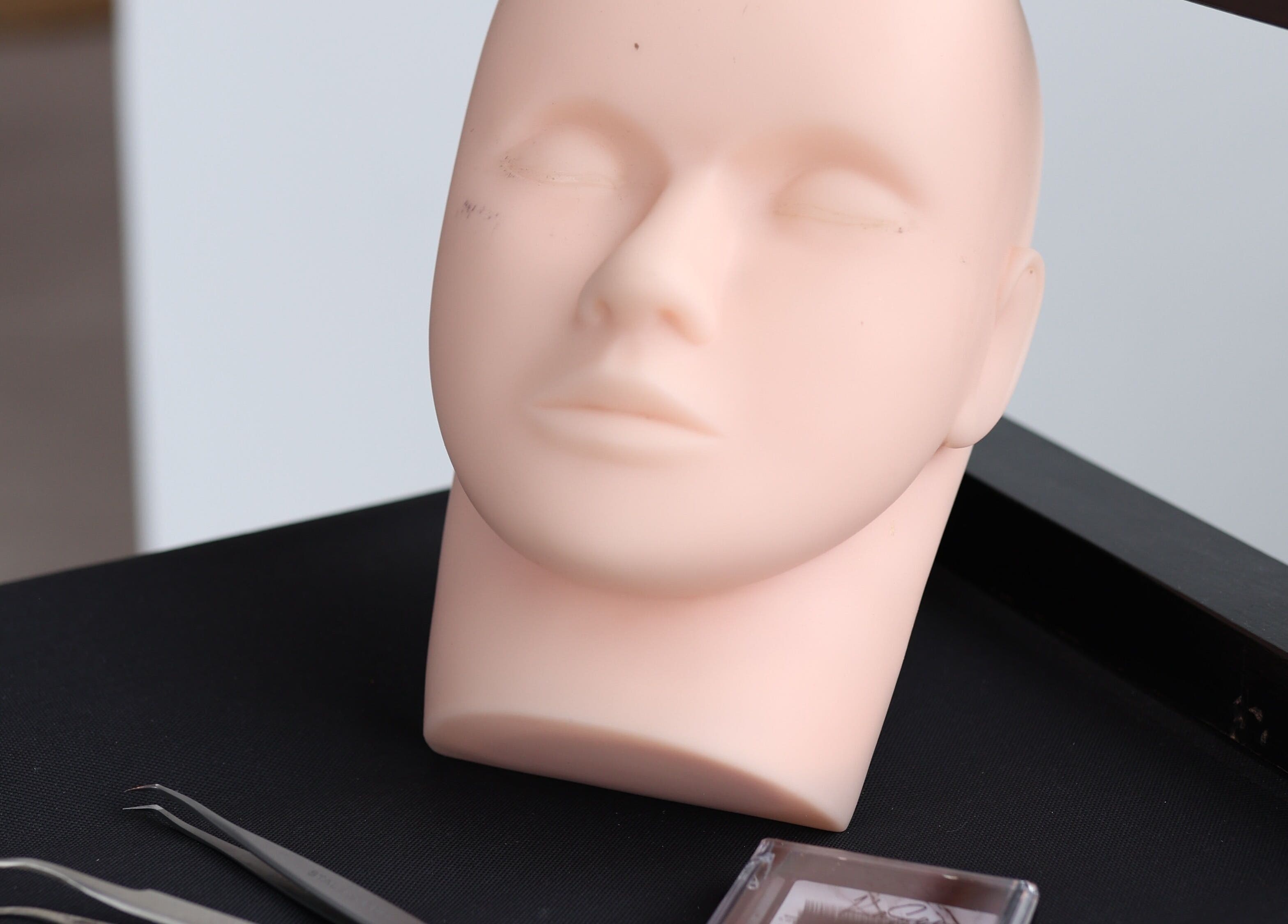 Манекен для навчання нарощенню вій в Lashes_taunton_yuliia, Таунтон, Англія, GB.