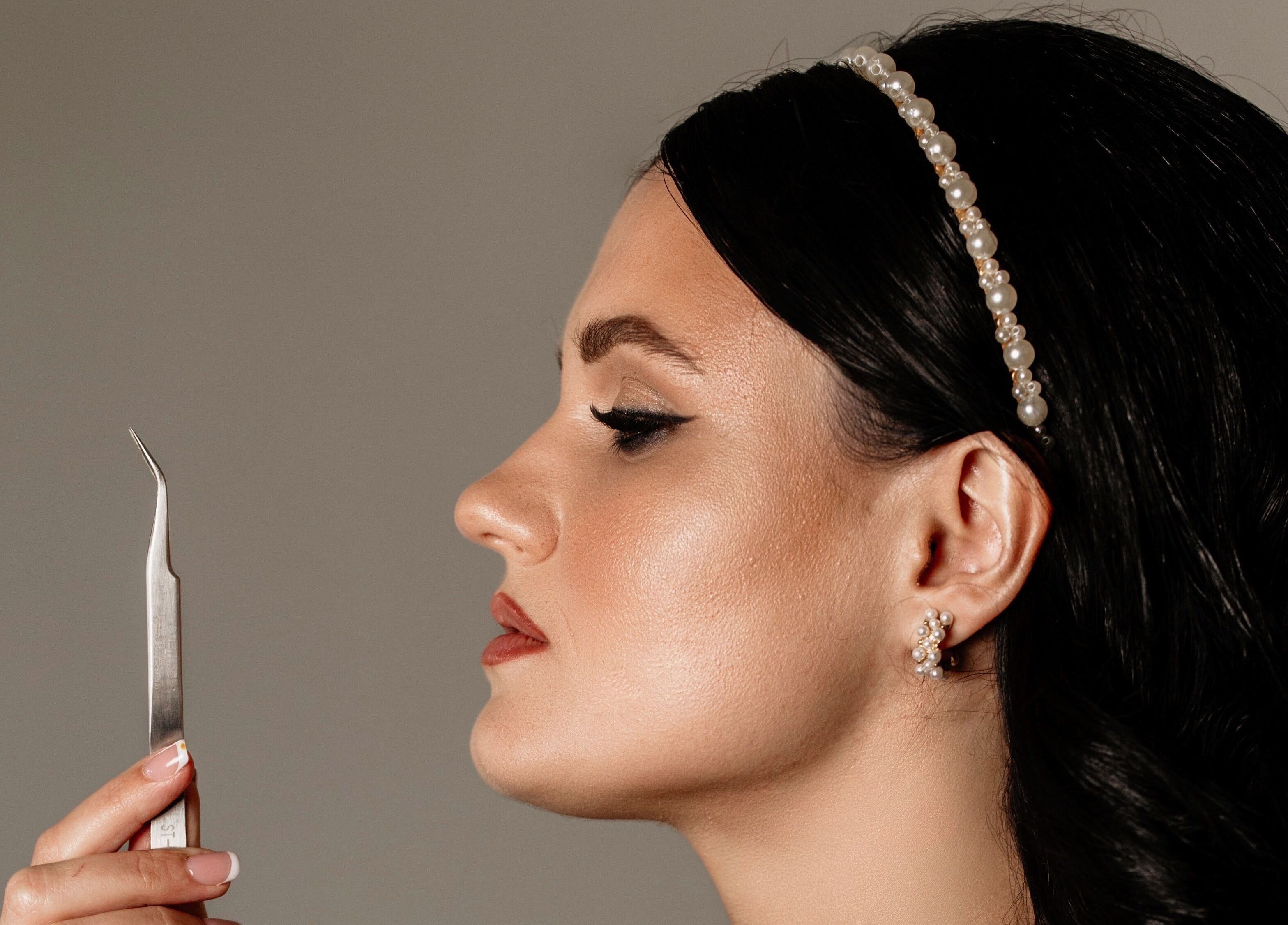 Жінка з пінцетом для вій у Lashes_taunton_yuliia, Таунтон, Англія, GB.